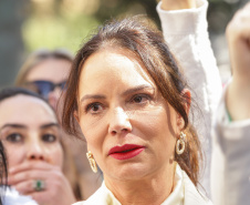 Curitiba, 22 de julho de 2023 - Dentro da programação da Campanha Paraná Unido no Combate ao Feminicídio, promovido pelo Governo do Estado, aconteceu caminhada pela Rua XV de Novembro, centro de Curitiba, com a participação da modelo Luiza Brunet.