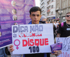 Curitiba, 22 de julho de 2023 - Dentro da programação da Campanha Paraná Unido no Combate ao Feminicídio, promovido pelo Governo do Estado, aconteceu caminhada pela Rua XV de Novembro, centro de Curitiba, com a participação da modelo Luiza Brunet.