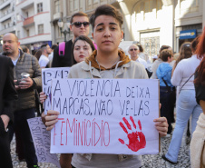 Curitiba, 22 de julho de 2023 - Dentro da programação da Campanha Paraná Unido no Combate ao Feminicídio, promovido pelo Governo do Estado, aconteceu caminhada pela Rua XV de Novembro, centro de Curitiba, com a participação da modelo Luiza Brunet.