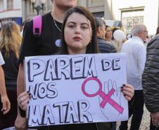 Curitiba, 22 de julho de 2023 - Dentro da programação da Campanha Paraná Unido no Combate ao Feminicídio, promovido pelo Governo do Estado, aconteceu caminhada pela Rua XV de Novembro, centro de Curitiba, com a participação da modelo Luiza Brunet.