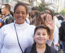 Curitiba, 22 de julho de 2023 - Dentro da programação da Campanha Paraná Unido no Combate ao Feminicídio, promovido pelo Governo do Estado, aconteceu caminhada pela Rua XV de Novembro, centro de Curitiba, com a participação da modelo Luiza Brunet.