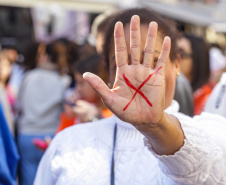 Curitiba, 22 de julho de 2023 - Dentro da programação da Campanha Paraná Unido no Combate ao Feminicídio, promovido pelo Governo do Estado, aconteceu caminhada pela Rua XV de Novembro, centro de Curitiba, com a participação da modelo Luiza Brunet.