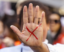 Curitiba, 22 de julho de 2023 - Dentro da programação da Campanha Paraná Unido no Combate ao Feminicídio, promovido pelo Governo do Estado, aconteceu caminhada pela Rua XV de Novembro, centro de Curitiba, com a participação da modelo Luiza Brunet.