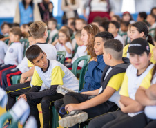 Secretário de Estado da Educação visita escola em Campo Largo e formaliza início de obras de reforma na instituição