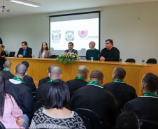 Custodiados da Polícia Penal recebem certificado de conclusão de curso de salgados em Cascavel