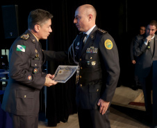 O governador em exercício Darci Piana participou nesta segunda (24) no Museu Oscar Niemeyer, em Curitiba, da formatura de 35 oficiais da Polícia Militar e do Corpo de Bombeiros no Curso Superior de Polícia