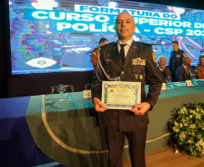 O governador em exercício Darci Piana participou nesta segunda (24) no Museu Oscar Niemeyer, em Curitiba, da formatura de 35 oficiais da Polícia Militar e do Corpo de Bombeiros no Curso Superior de Polícia