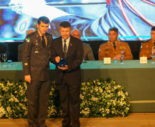 O governador em exercício Darci Piana participou nesta segunda (24) no Museu Oscar Niemeyer, em Curitiba, da formatura de 35 oficiais da Polícia Militar e do Corpo de Bombeiros no Curso Superior de Polícia