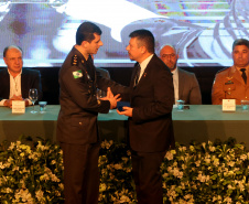 O governador em exercício Darci Piana participou nesta segunda (24) no Museu Oscar Niemeyer, em Curitiba, da formatura de 35 oficiais da Polícia Militar e do Corpo de Bombeiros no Curso Superior de Polícia