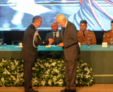 O governador em exercício Darci Piana participou nesta segunda (24) no Museu Oscar Niemeyer, em Curitiba, da formatura de 35 oficiais da Polícia Militar e do Corpo de Bombeiros no Curso Superior de Polícia