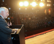 O governador em exercício Darci Piana participou nesta segunda (24) no Museu Oscar Niemeyer, em Curitiba, da formatura de 35 oficiais da Polícia Militar e do Corpo de Bombeiros no Curso Superior de Polícia