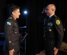 O governador em exercício Darci Piana participou nesta segunda (24) no Museu Oscar Niemeyer, em Curitiba, da formatura de 35 oficiais da Polícia Militar e do Corpo de Bombeiros no Curso Superior de Polícia