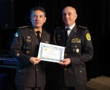 O governador em exercício Darci Piana participou nesta segunda (24) no Museu Oscar Niemeyer, em Curitiba, da formatura de 35 oficiais da Polícia Militar e do Corpo de Bombeiros no Curso Superior de Polícia