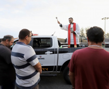  Caminhoneiros recebem a bênção de São Cristóvão no Pátio de Triagem do Porto de Paranaguá