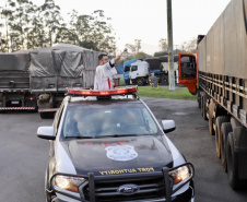  Caminhoneiros recebem a bênção de São Cristóvão no Pátio de Triagem do Porto de Paranaguá