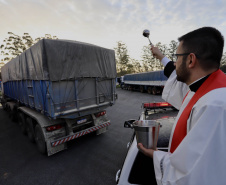  Caminhoneiros recebem a bênção de São Cristóvão no Pátio de Triagem do Porto de Paranaguá