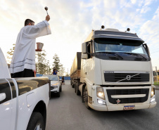  Caminhoneiros recebem a bênção de São Cristóvão no Pátio de Triagem do Porto de Paranaguá