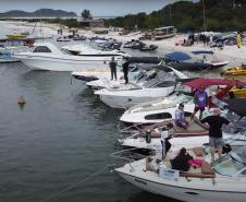 Evento com caça ao tesouro reuniu 150 apaixonados por embarcações na Ilha do Mel