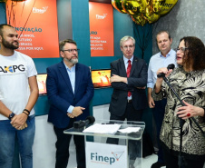 Diretor do BRDE PR; Wilson Bley Lipski, presidente da Finep Celso Pansera, ministra do MCTI Luciana Santos e secretário estadual da Ciência, Tecnologia e Ensino Superior Aldo Nelson Bona