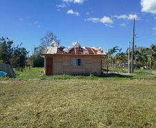 Defesa Civil distribui telhas para os municípios mais afetados pelo temporal