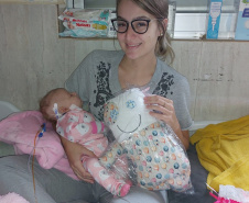 Em Cascavel, “Naninhas do bem” confeccionadas por custodiados ajudam no tratamento de crianças hospitalizadas
