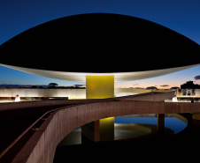 Museu Oscar Niemeyer realiza edição extra do “Uma Noite no MON”