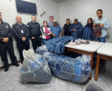 Pessoas privadas de liberdade produzem ponchos e roupas pet para destinar a moradores e cães de rua em Cascavel