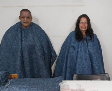 Pessoas privadas de liberdade produzem ponchos e roupas pet para destinar a moradores e cães de rua em Cascavel