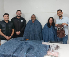 Pessoas privadas de liberdade produzem ponchos e roupas pet para destinar a moradores e cães de rua em Cascavel
