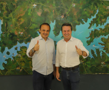 Os estados do Paraná e de São Paulo, por meio de seus secretários de Turismo, Marcio Nunes e Roberto Lucena, assinaram nesta quarta-feira (26/7) protocolo de Intenções para o fomento e promoção da Área Especial de Interesse Turístico Angra Doce, no conjunto formado pelo reservatório da Usina Hidrelétrica de Chavantes e seu entorno, abrangendo os municípios de Ribeirão Claro, Carlópolis, Siqueira Campos, Jacarezinho e Salto do Itararé (PR) e de Chavantes, Ourinhos, Canitar, Ipaussu, Timburi, Piraju, Fartura,