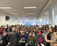 Mutirão na Agência do Trabalhador Central de Curitiba encaminhou mais 600 pessoas para vagas de emprego na área da saúde.