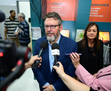 Diretor do BRDE PR; Wilson Bley Lipski, presidente da Finep Celso Pansera, ministra do MCTI Luciana Santos e secretário estadual da Ciência, Tecnologia e Ensino Superior Aldo Nelson Bona