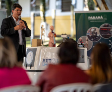 Governo do Paraná entrega primeira unidade dos novos laboratórios didáticos móveis para uso nas aulas da rede estadual