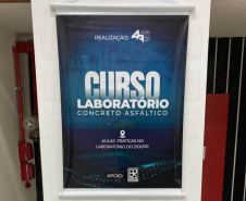 DER/PR firma parceria para realização de cursos e modernização de laboratório de asfalto 