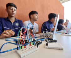 Governo inaugura última escola paralisada pela Operação Quadro Negro, em Campo Largo