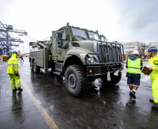 Porto de Paranaguá desembarca viaturas do Exército fabricadas nos EUA