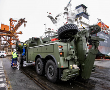 Porto de Paranaguá desembarca viaturas do Exército fabricadas nos EUA