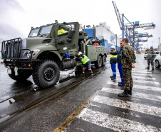 Porto de Paranaguá desembarca viaturas do Exército fabricadas nos EUA