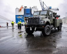 Porto de Paranaguá desembarca viaturas do Exército fabricadas nos EUA