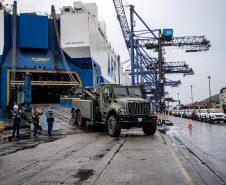 Porto de Paranaguá desembarca viaturas do Exército fabricadas nos EUA