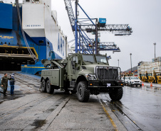 Porto de Paranaguá desembarca viaturas do Exército fabricadas nos EUA