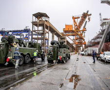 Porto de Paranaguá desembarca viaturas do Exército fabricadas nos EUA