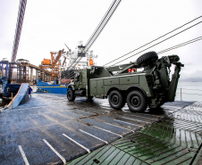 Porto de Paranaguá desembarca viaturas do Exército fabricadas nos EUA