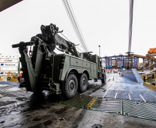 Porto de Paranaguá desembarca viaturas do Exército fabricadas nos EUA