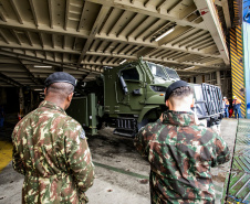 Porto de Paranaguá desembarca viaturas do Exército fabricadas nos EUA