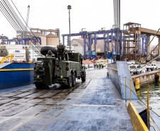 Porto de Paranaguá desembarca viaturas do Exército fabricadas nos EUA