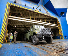 Porto de Paranaguá desembarca viaturas do Exército fabricadas nos EUA