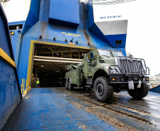 Porto de Paranaguá desembarca viaturas do Exército fabricadas nos EUA