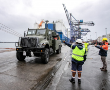 Porto de Paranaguá desembarca viaturas do Exército fabricadas nos EUA