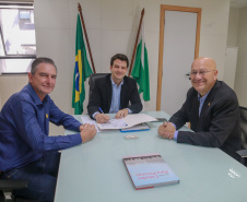 O Governo do Estado, por meio da Secretaria das Cidades (Secid), autorizou nesta segunda-feira (07) o processo licitatório para a edificação de uma nova escola em Jundiaí do Sul, no Norte Pioneiro. O prefeito Eclair Rauen recebeu das mãos do secretário Eduardo Pimentel o edital que autoriza a obra